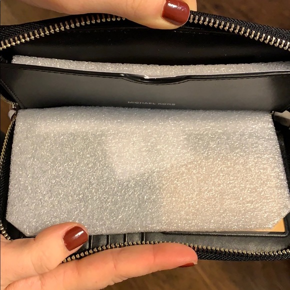 Michael Kors wristlet/wallet - Picture 4 of 7